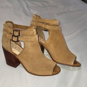 SOLE SOCIETY Suede camel color w two buckles